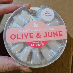 Olive & June Instant Mani Press-On Nails ~ 42PCS Oval Medium Pink Goldfish